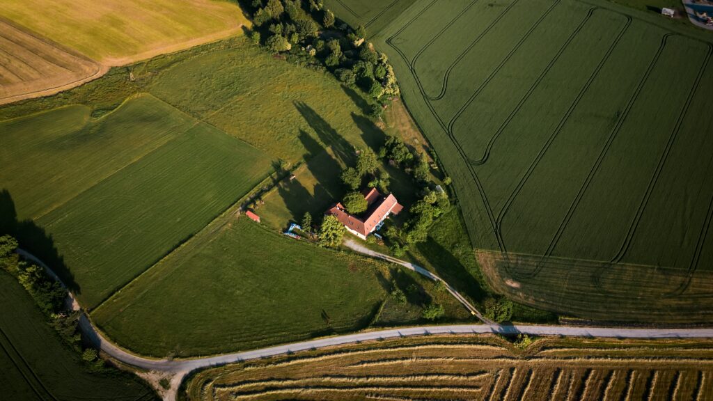 Centrum Nesměň s přilehlými poli a loukami