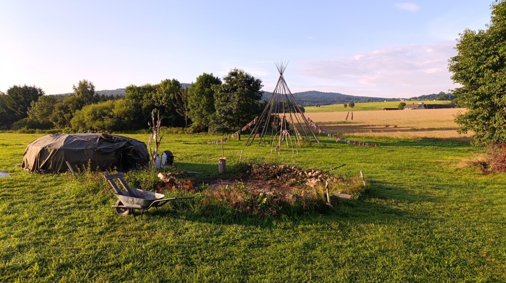 Potní chýše a ohniště na zahradě