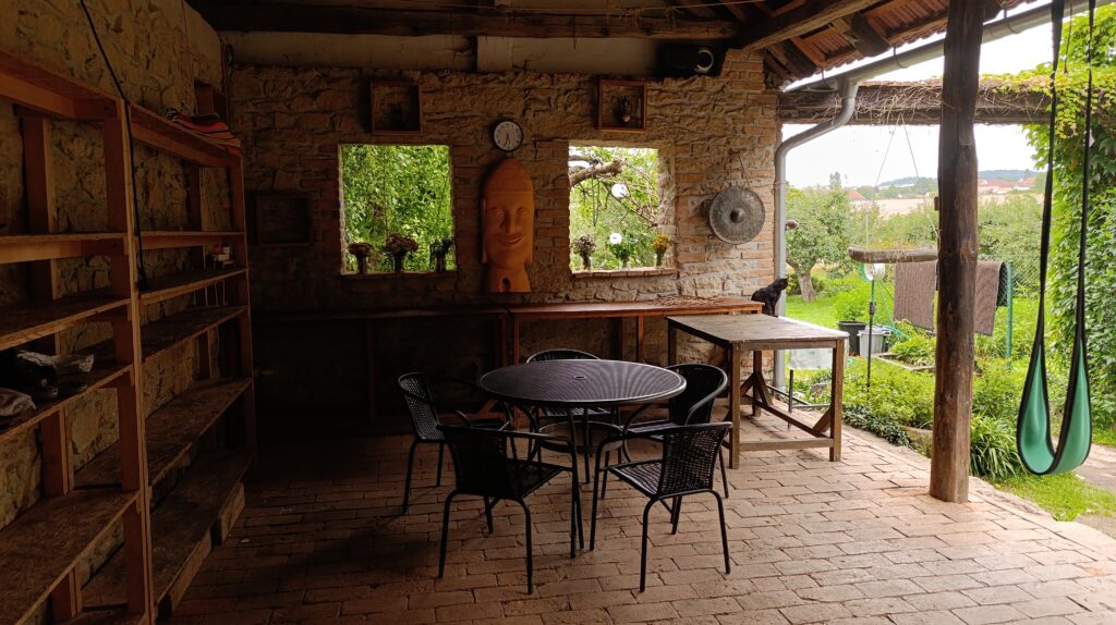 Přístřešek před domem