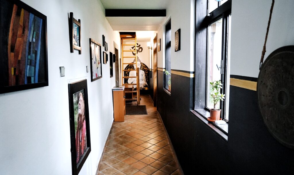 Chodba se schody do horního patra