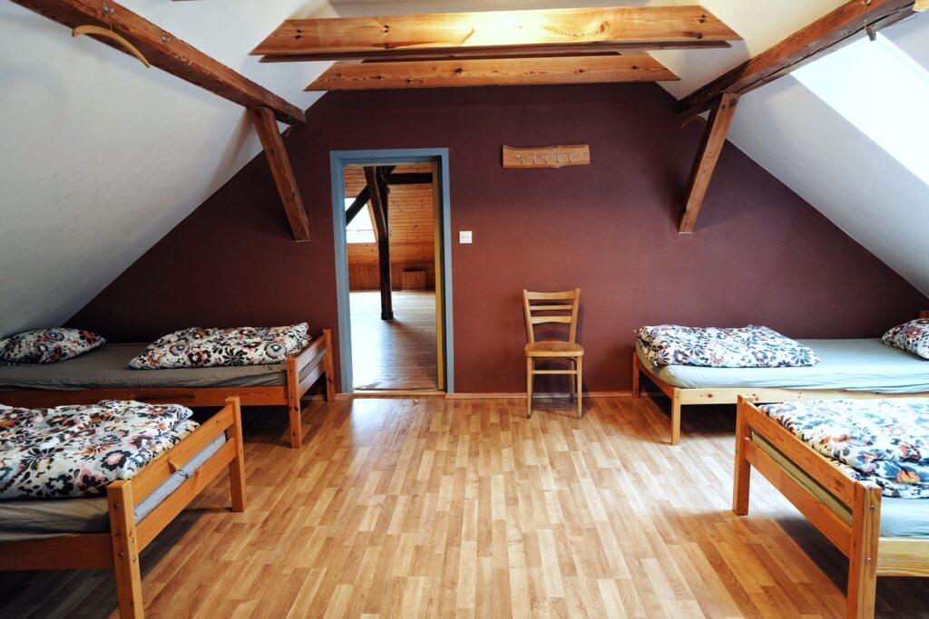 Šestilůžkový pokoj s postelemi a lůžkovinami